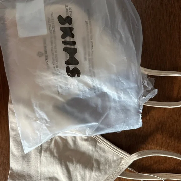 NWT SKIMS Soft Smoothing Seamless Scoop Bralette - Picture 10 of 11